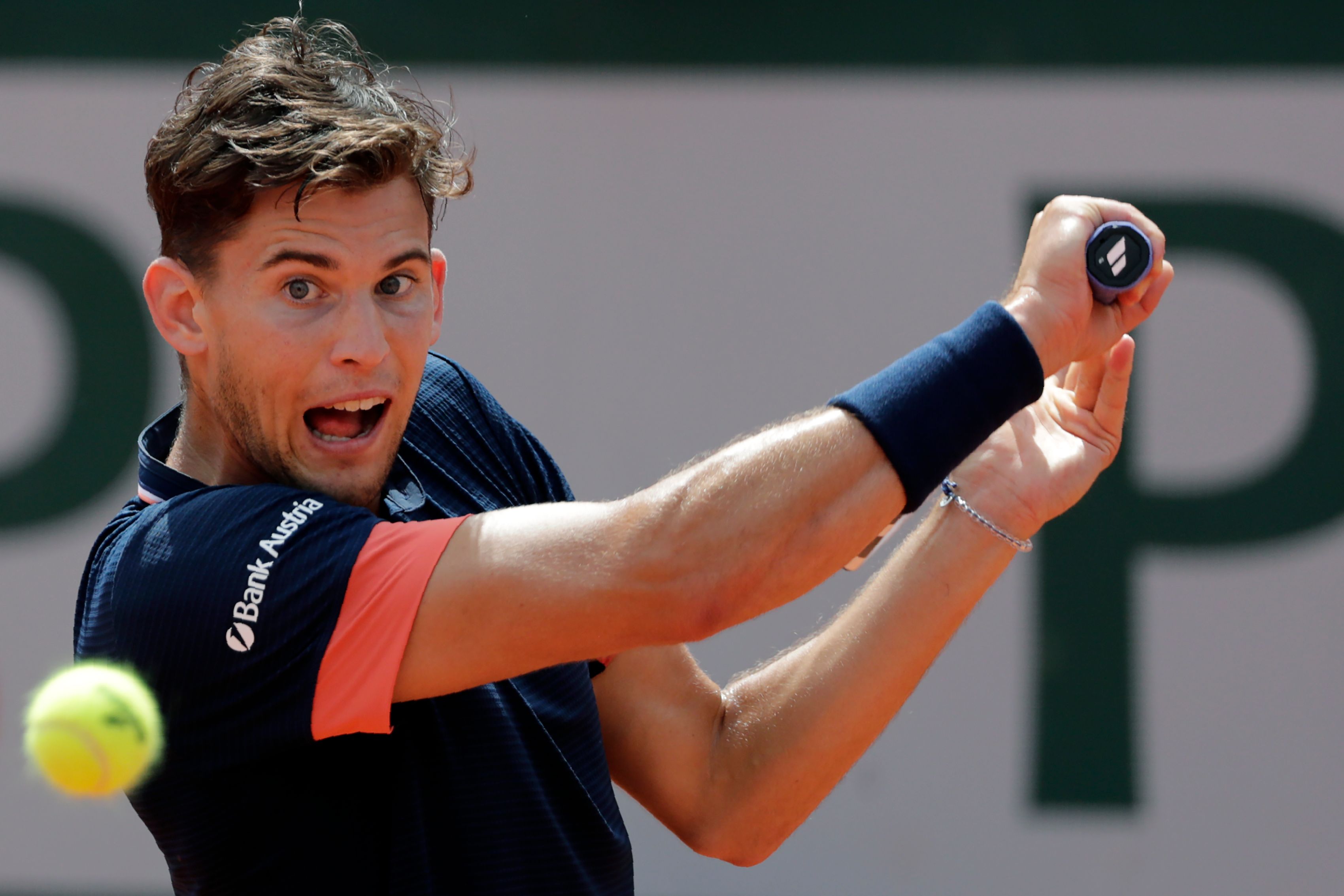 爱游戏-蒂姆迎来七赛季出色发挥，DWG观众热烈欢呼！