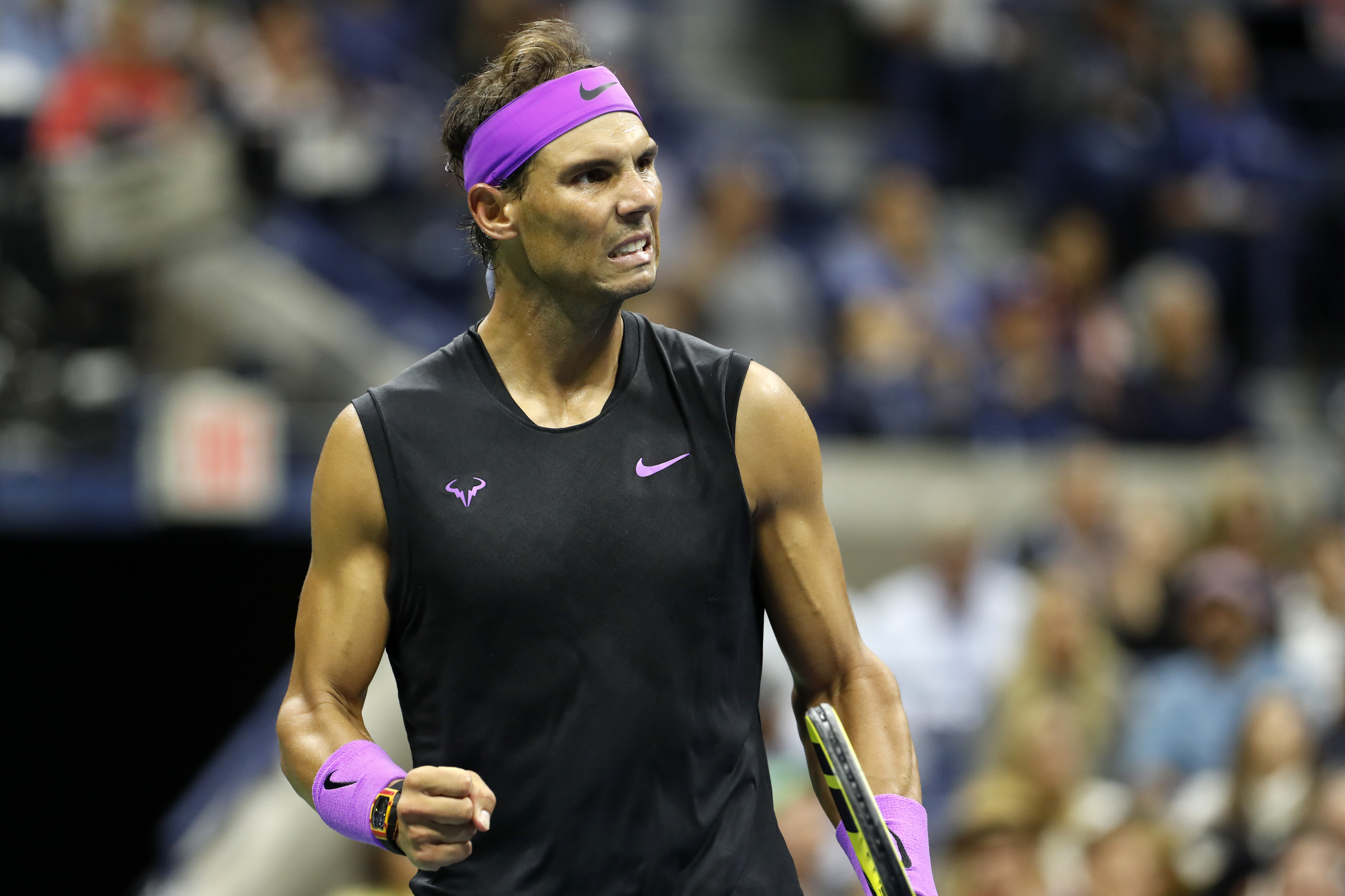 爱游戏体育-纳达尔在切尔西比赛中最后时刻胜出，比赛局势复杂引发热议！